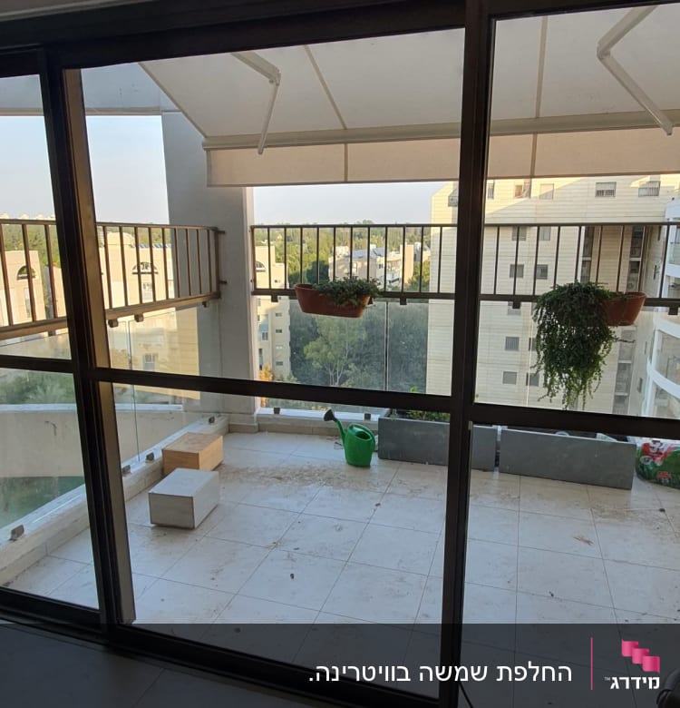 דלת זכוכית גדולה עם נוף למרפסת